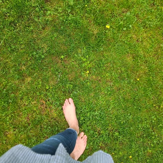 Barfuß, das Gras spüren